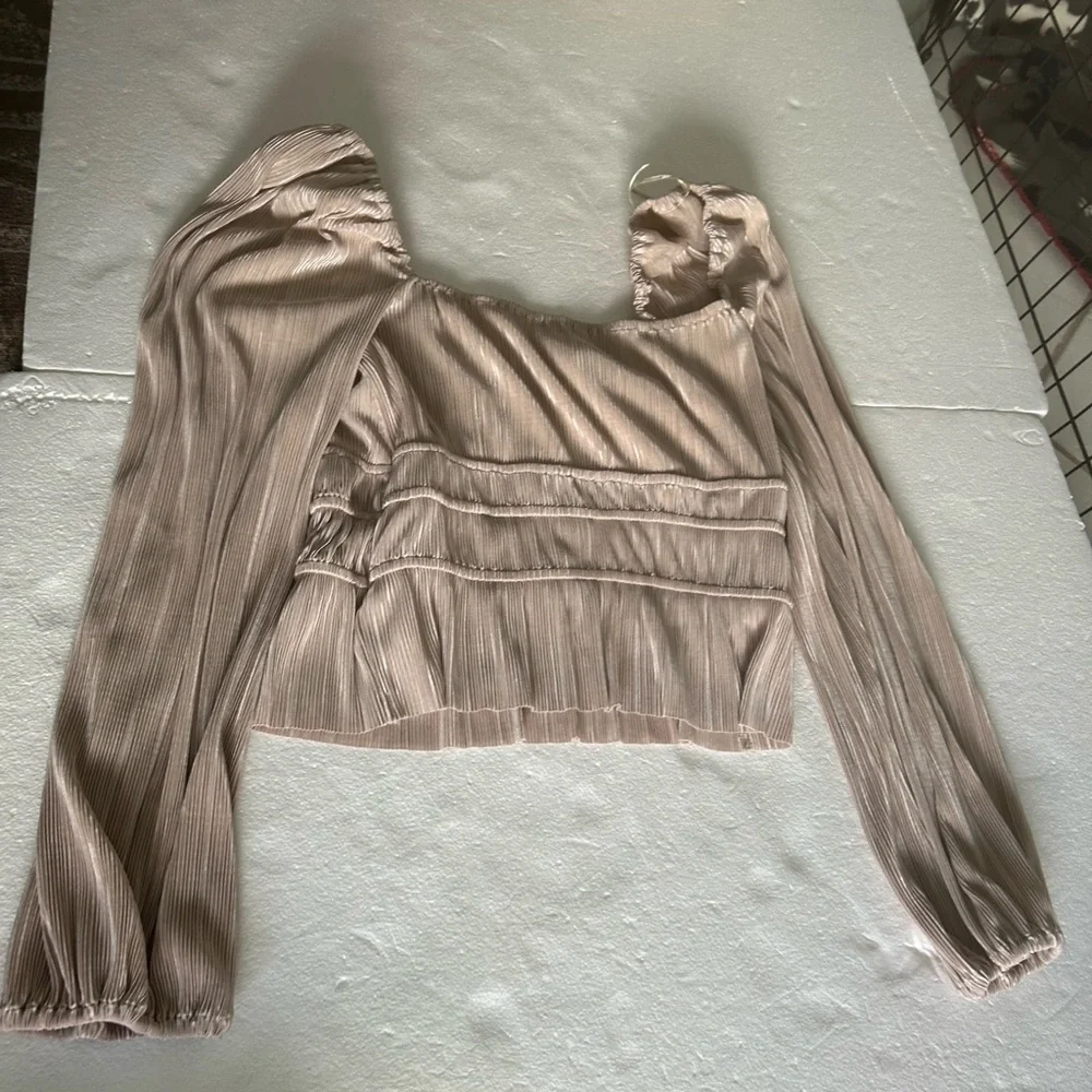 ASTR the label champagne pearl long sleeve pleated blouse